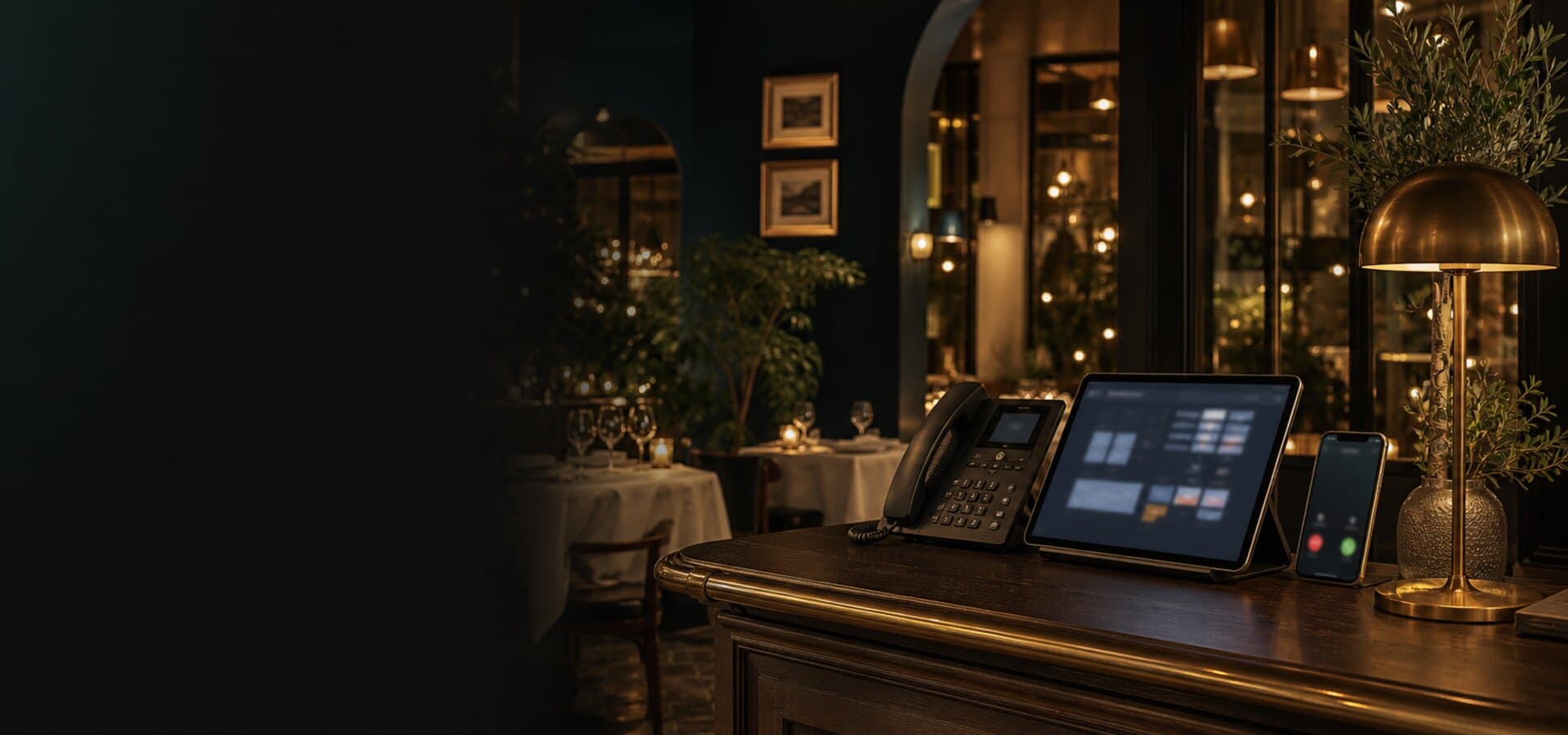 Restaurant élégant avec téléphone, tablette et smartphone pour gérer les réservations